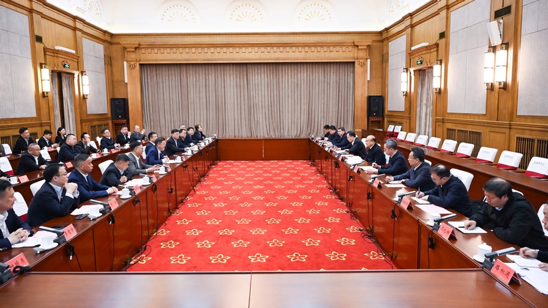 許勤與港澳及內(nèi)地企業(yè)家舉行工作座談